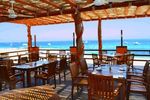 2 restaurantes; se sirven desayunos, comidas y cenas