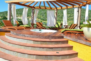 Outdoor spa tub - Villas de Cortez Penthouse (Los Barriles)