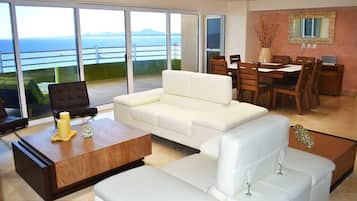 Penthouse de lujo, 4 habitaciones, hidromasaje, vista al océano | Sala de estar | Televisión de pantalla plana de 42 pulgadas con canales vía satélite