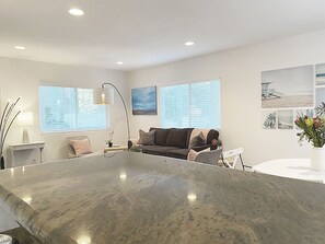 Apartamento, 1 cama de matrimonio grande, vistas al complejo turístico | 1 dormitorio, ropa de cama de alta calidad, escritorio
