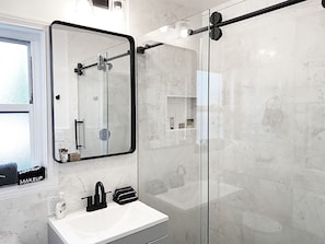Departamento, 1 cama King size, vista al resort | Baño | Tina con regadera, amenidades de baño gratuitas, secadora de cabello