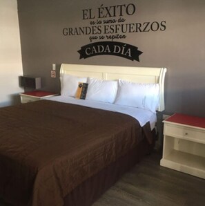 Basic Room, 1 King Bed | Desk, iron/ironing board, bed sheets, wheelchair access - Hotel Boulevard Mexicali (Mexicali)