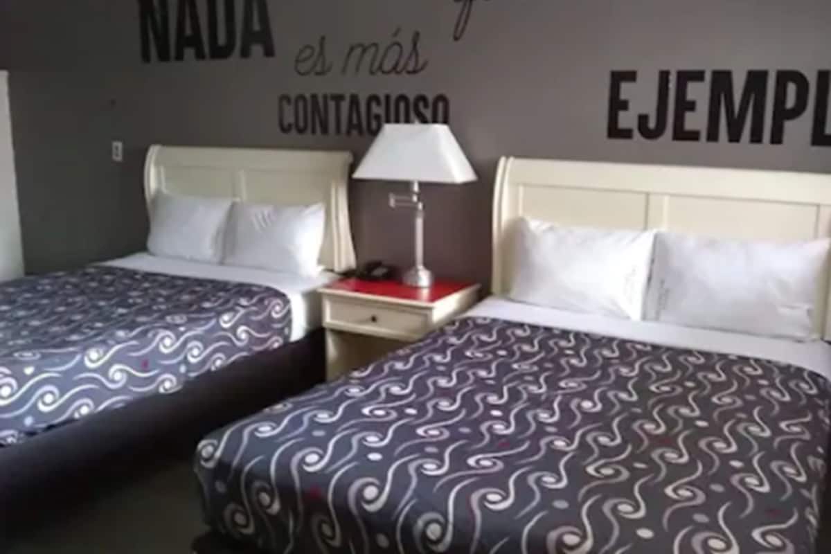 Escritorio, tabla de planchar con plancha y ropa de cama