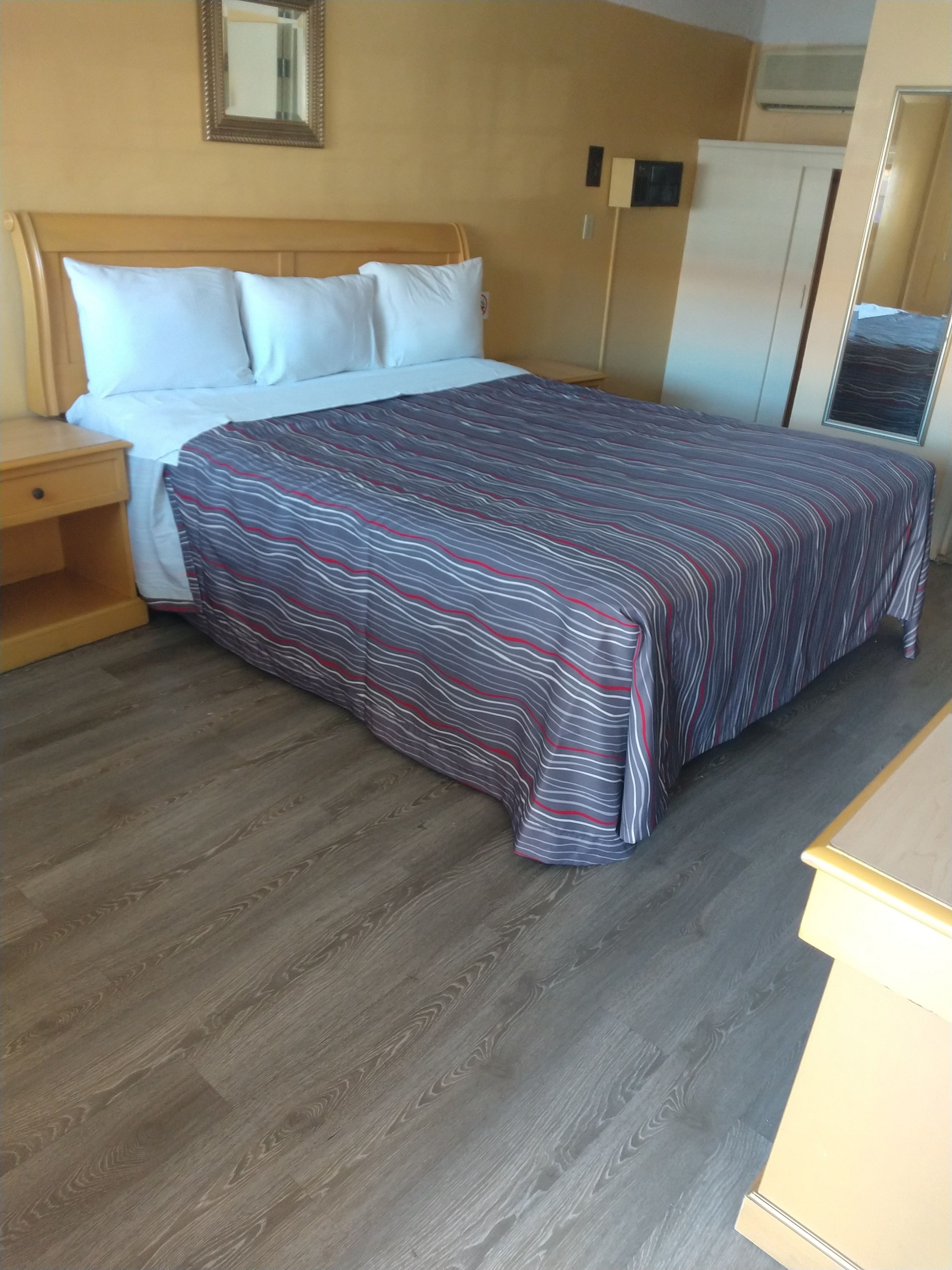 Habitación básica | Escritorio, tabla de planchar con plancha y ropa de cama 