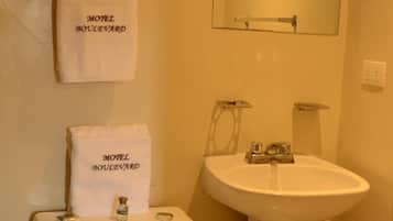 Ducha, artículos de tocador gratuitos, secador de pelo, toallas