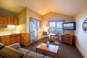 Suite, 1 cama Queen size y sofá cama, cocineta (2nd Floor, Pet-Friendly) | Área de sala de estar | Televisión de pantalla plana de 50 pulgadas con canales por cable