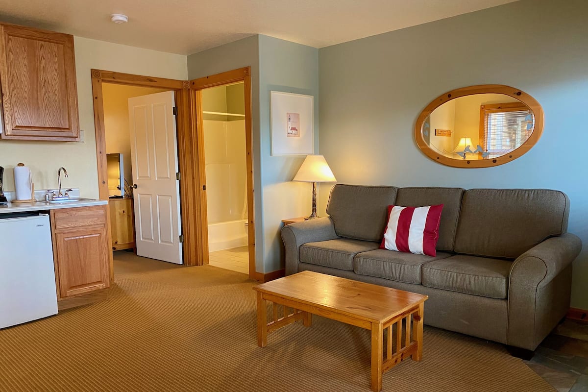 Suite, 1 cama de matrimonio con sofá cama, cocina básica (1st Floor, Pet-Friendly) | Zona de estar | Televisión de pantalla plana de 50 pulgadas con canales por cable