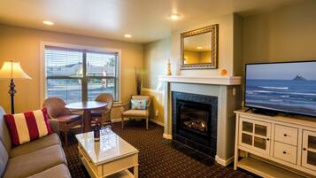 Suite, 1 grand lit et 1 canapé-lit, cuisinette (1st Floor, Not Pet Friendly) | Aire de séjour | Téléviseur à écran plat de 50 po avec télévision par câble, téléviseur