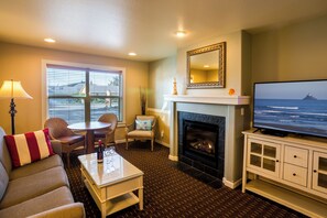 Suite, 1 letto queen con divano letto, angolo cottura (1st Floor, Not Pet Friendly) | Area soggiorno | TV a schermo piatto 50 pollici con canali via cavo, TV, lettore DVD