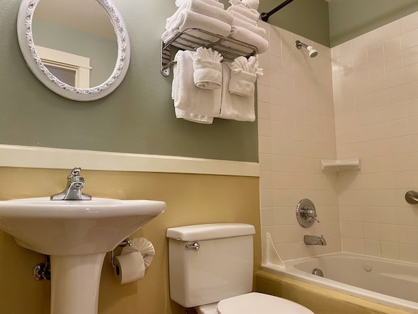 Un bagno con lavandino, WC e vasca da bagno.