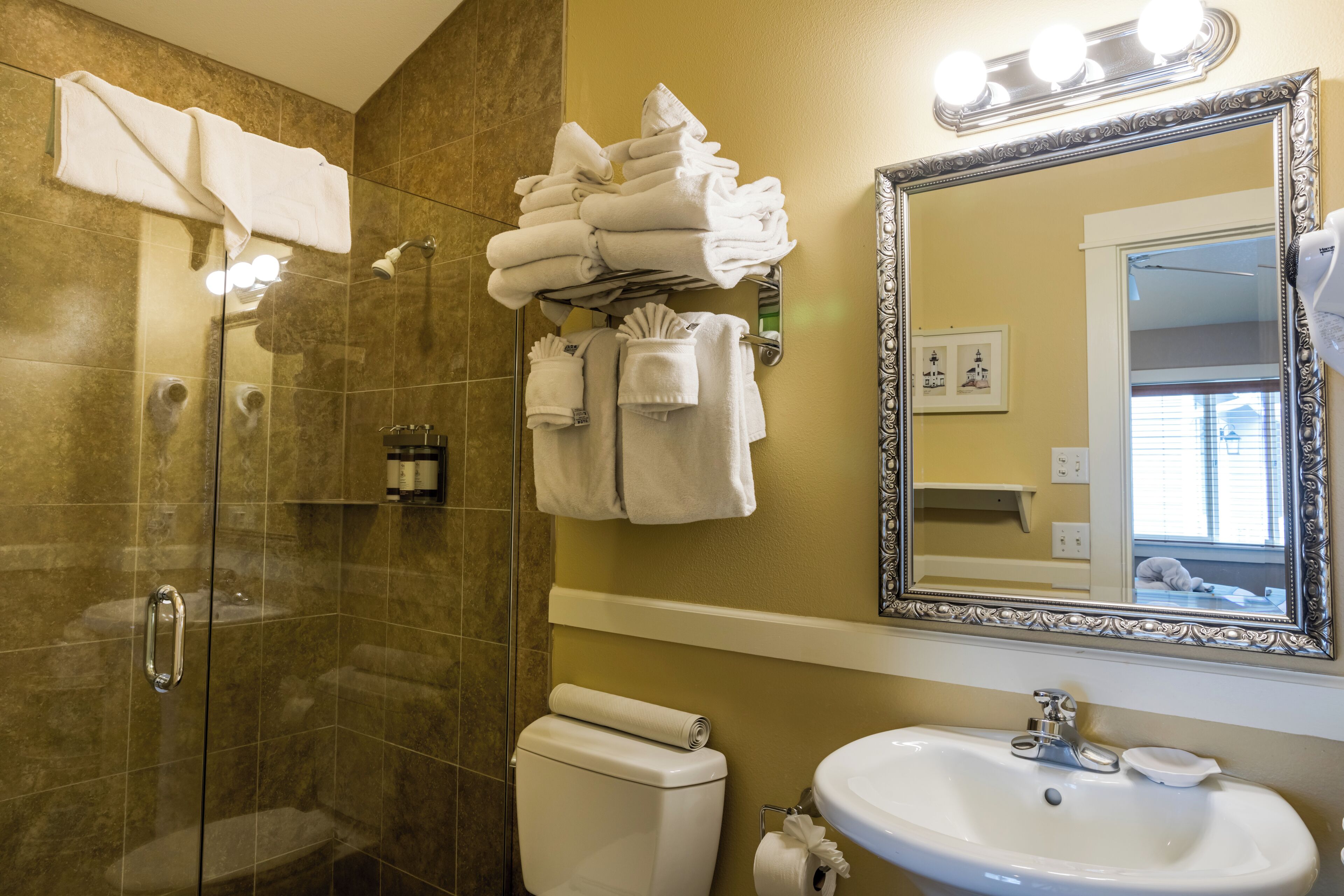 suite, 1 king bed with sofa bed, kitchenette | bathroom | free toiletries, hair dryer, towels