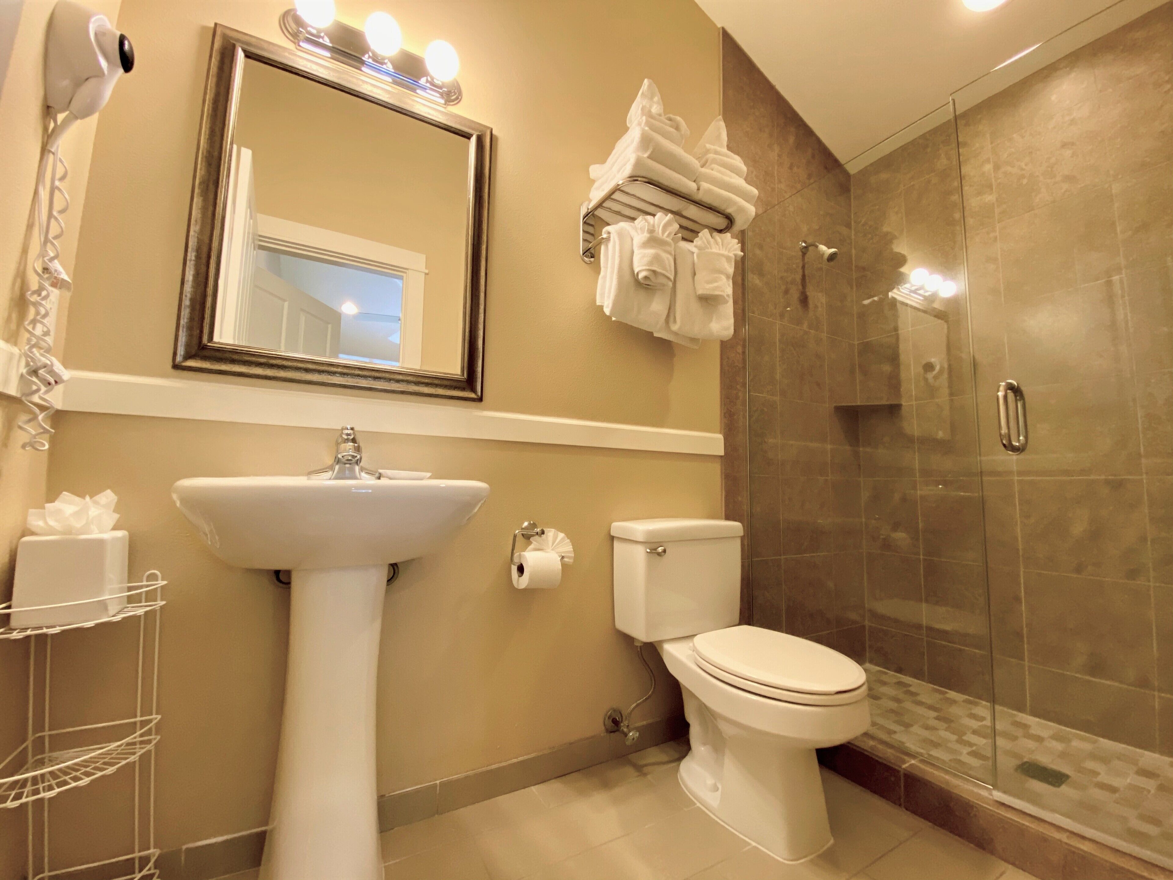 suite, 1 king bed with sofa bed, kitchenette | bathroom | free toiletries, hair dryer, towels