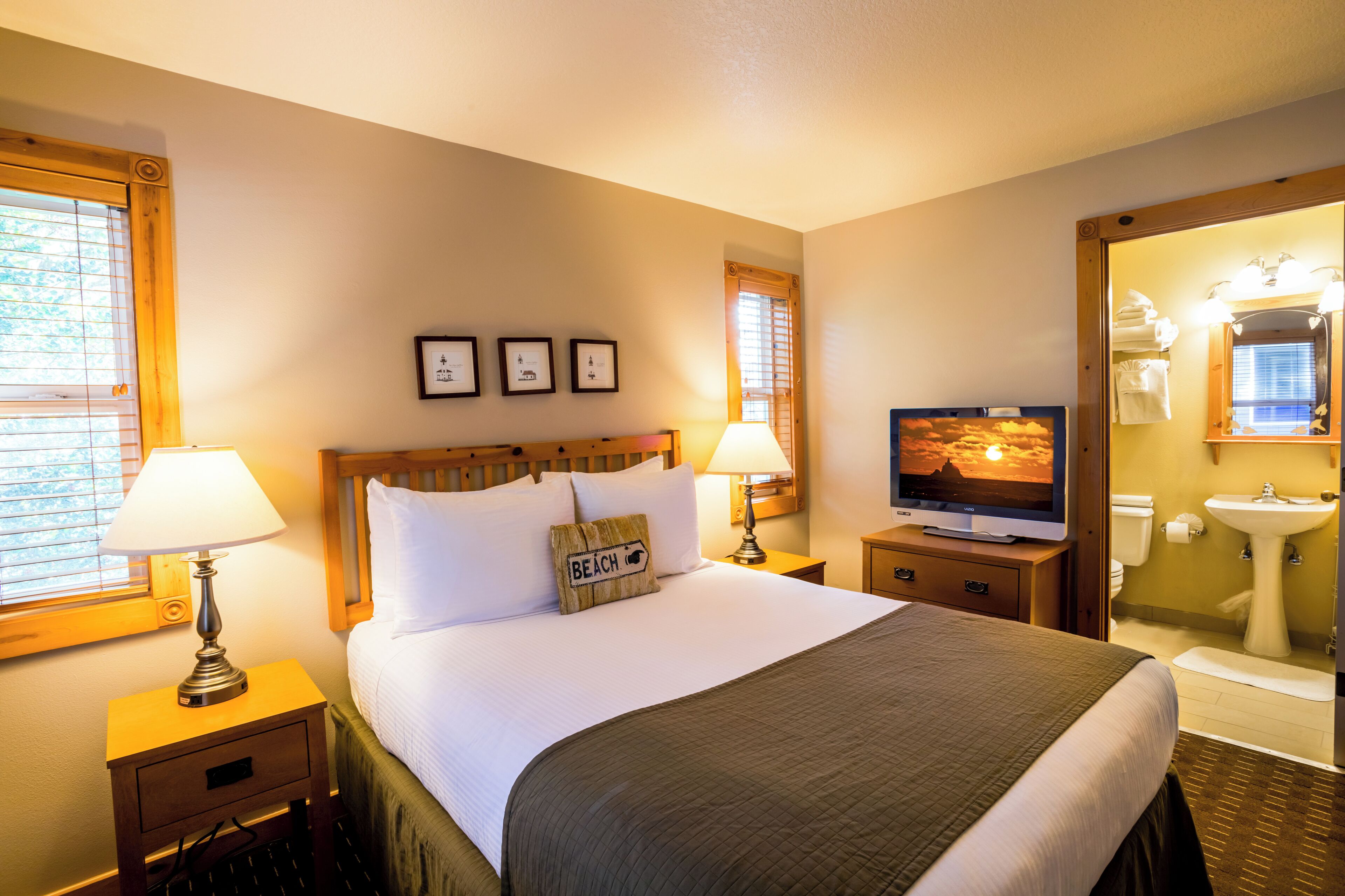 Queen Suite with Sofabed, 2nd Floor, Kitchenette, Pets Allowed with fee | Hypo-allergenic bedding, iron/ironing board, free cribs/infant beds