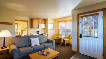 Suite, 1 grand lit et 1 canapé-lit, coin cuisine (1st Floor, Pet-Friendly) | Coin séjour | Télévision à écran plat de 50 pouces avec chaßnes par cùble, télévision