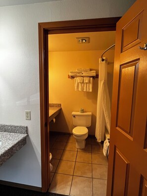 Standard Quadruple Room, Private Bathroom (Double) | Bathroom