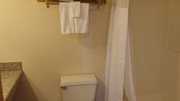 Standard Quadruple Room, Private Bathroom (Double) | Bathroom