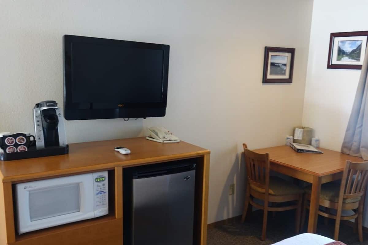 Standard Double Room, Private Bathroom (Single) | Desk, blackout drapes, rollaway beds (surcharge), bed sheets