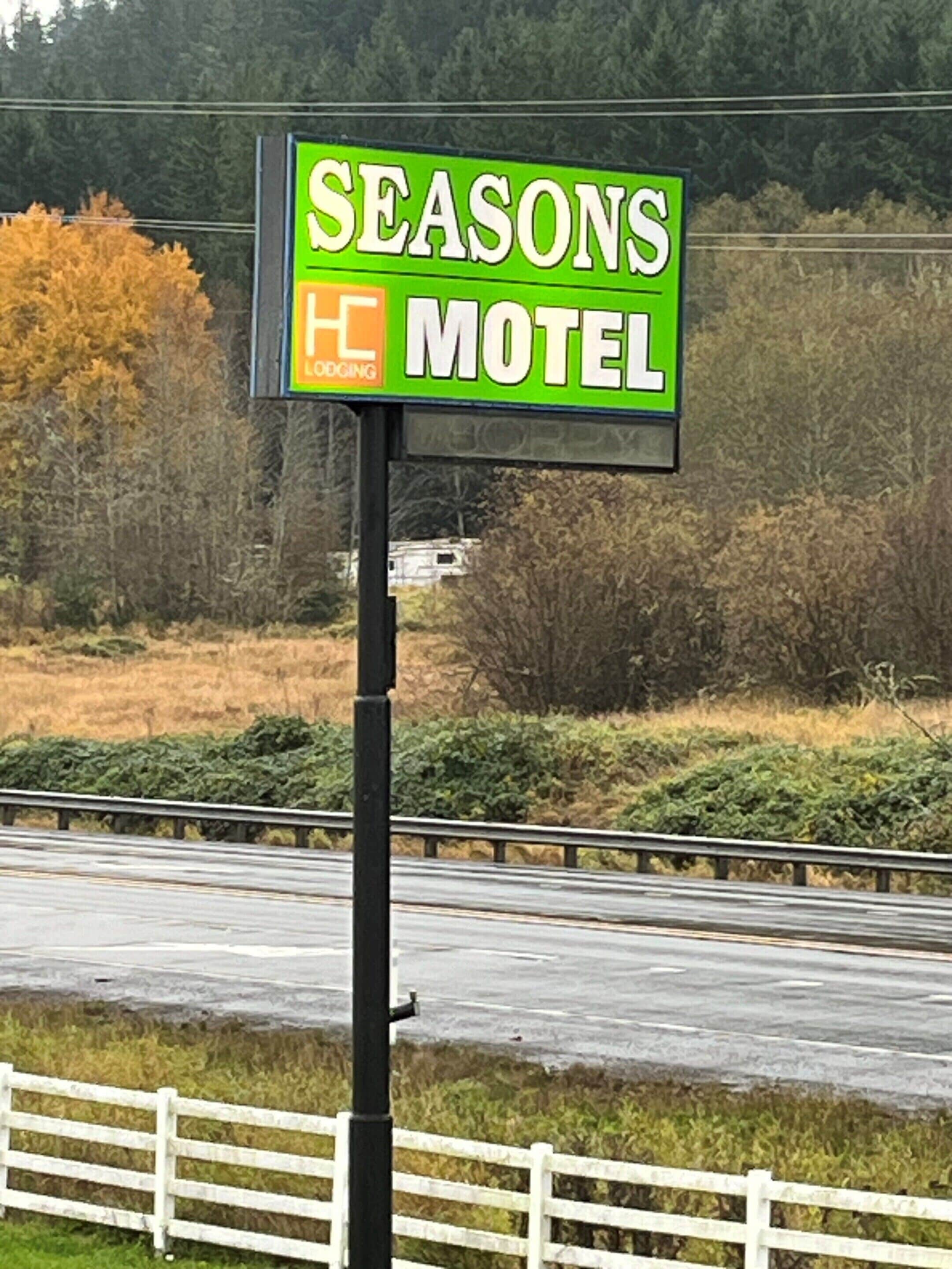 Señal del motel Seasons, con fondo verde y letras blancas.