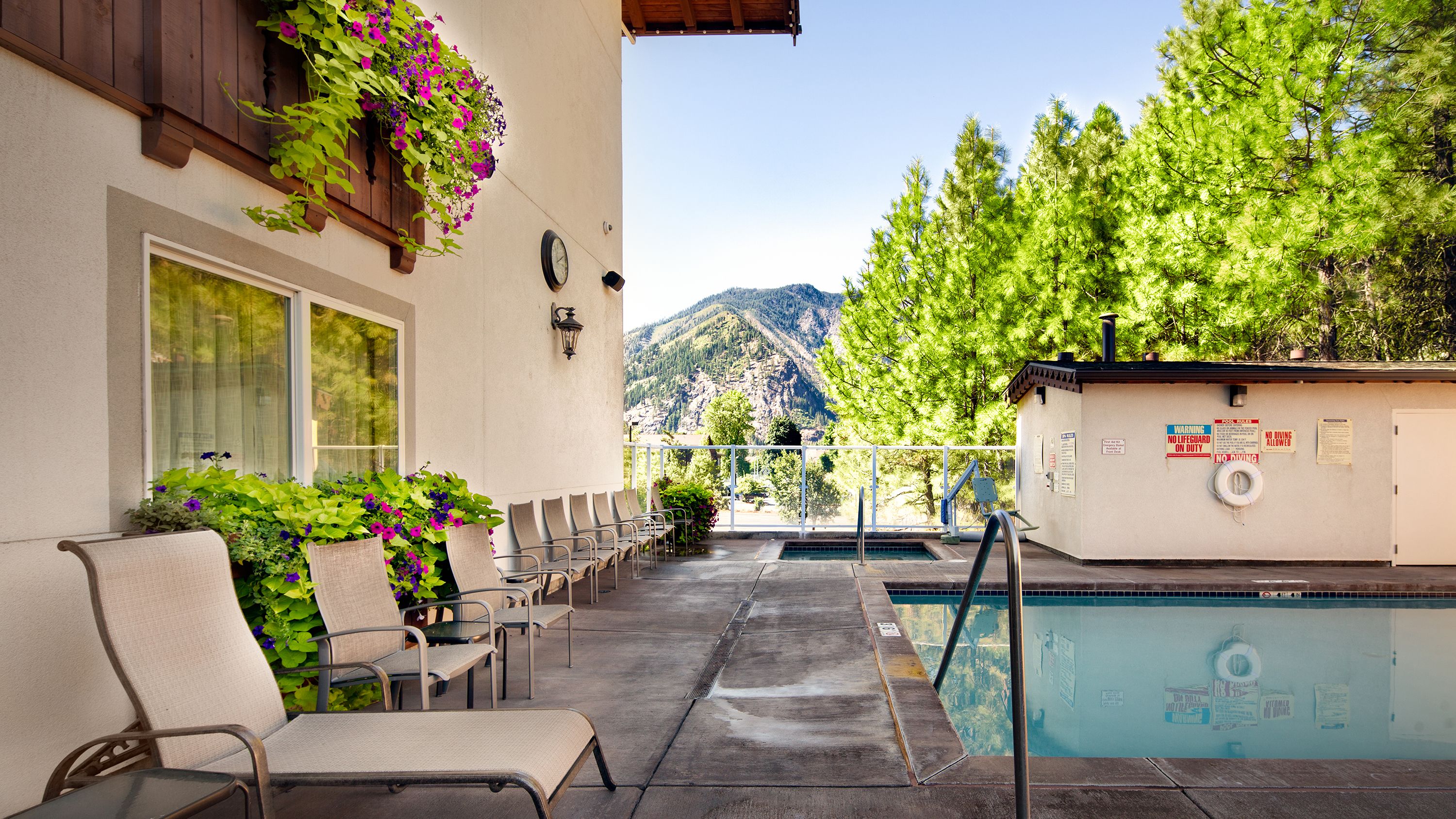 outdoor pool, open 9:00 am to 9:00 pm, pool loungers