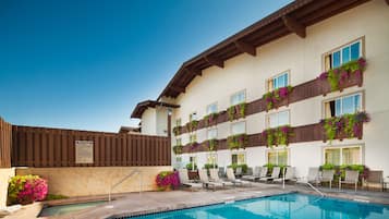 Außenpool, geöffnet von 09:00 Uhr bis 21:00 Uhr, Liegestühle