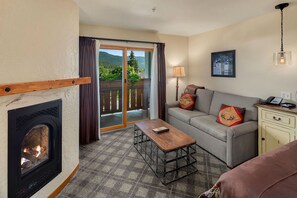 Desk, iron/ironing board, free rollaway beds, free WiFi - Bavarian Lodge (Leavenworth)