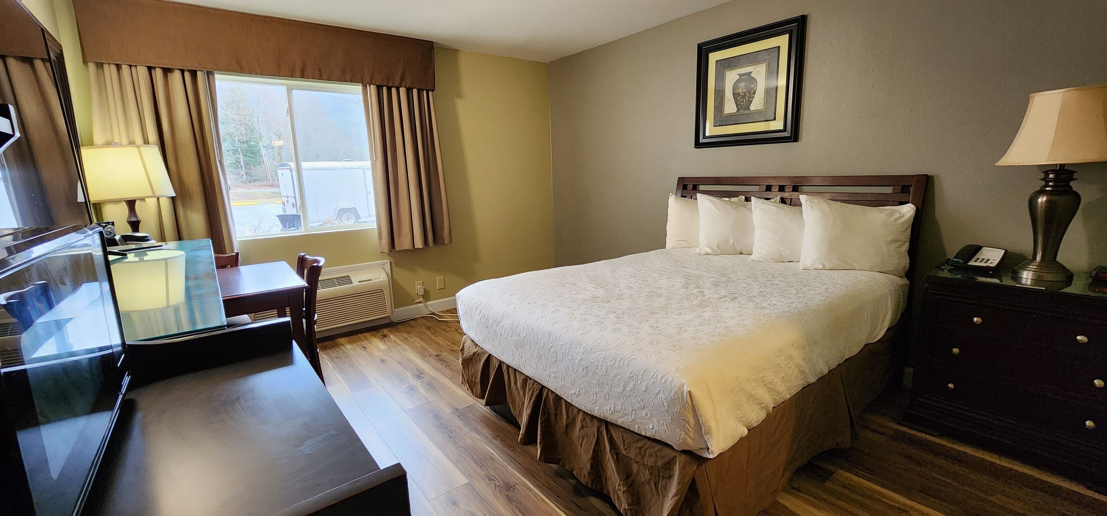 1 bedroom, premium bedding, desk, free wifi