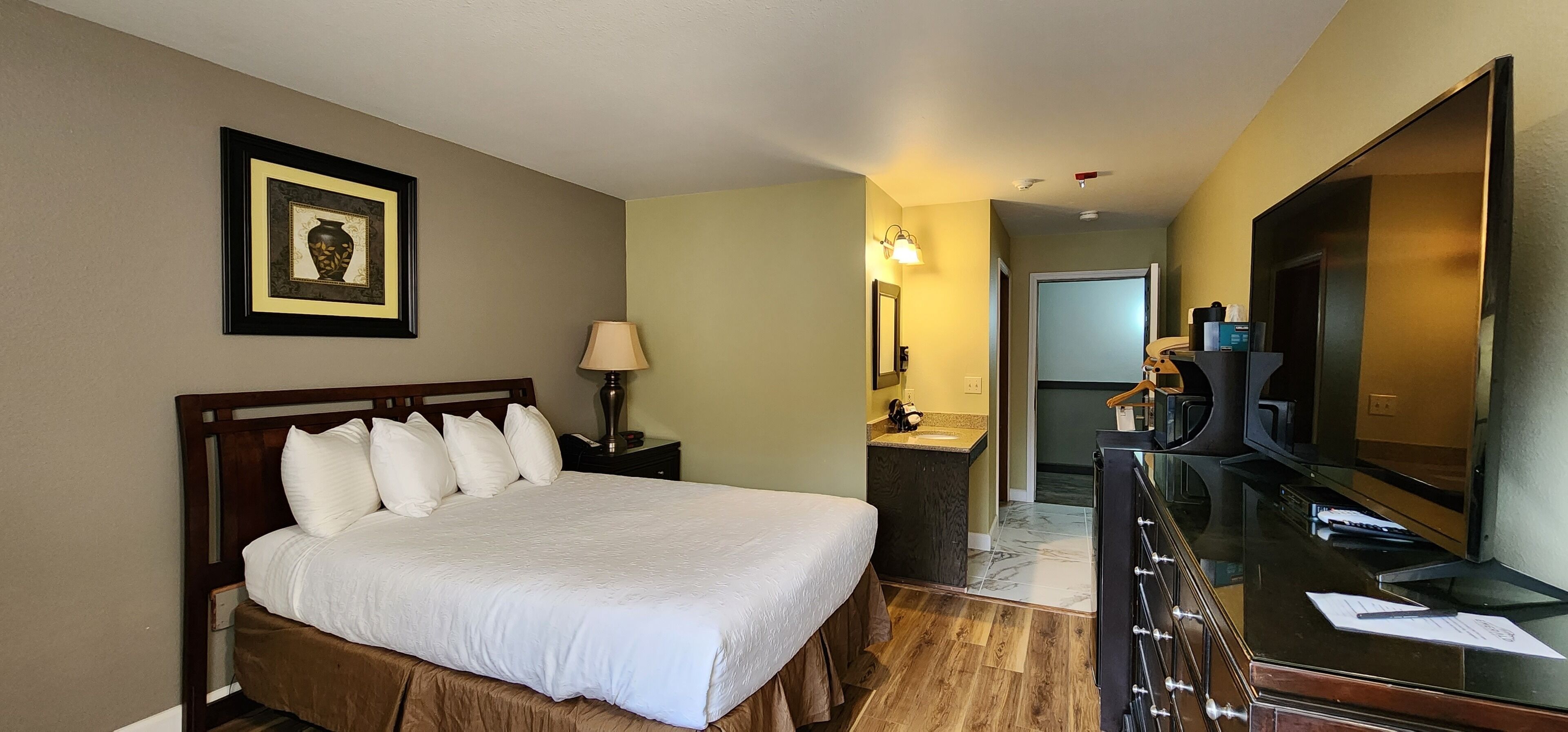 1 bedroom, premium bedding, desk, free wifi