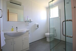 Deluxe Two Bedroom Apartment | Bathroom
