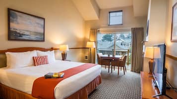 Studio Classique, 1 très grand lit (2nd Floor, Not Pet Friendly) | Literie hypoallergénique, fer et planche à repasser