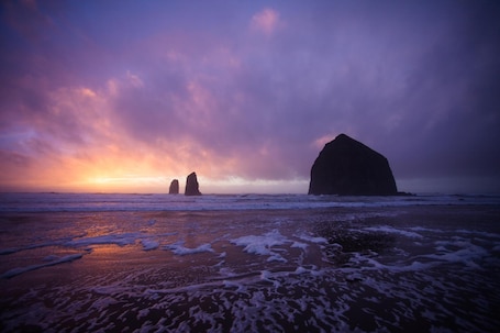 Beach nearby, sun loungers, beach towels. Inn at Cannon Beach