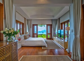 Literie de qualité supérieure, matelas mémoire de forme, minibar