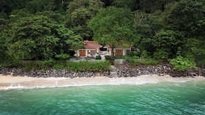 Vista frontal de la propiedad