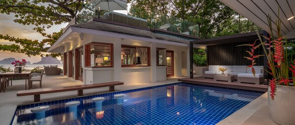 Piscine extérieure, chaises longues