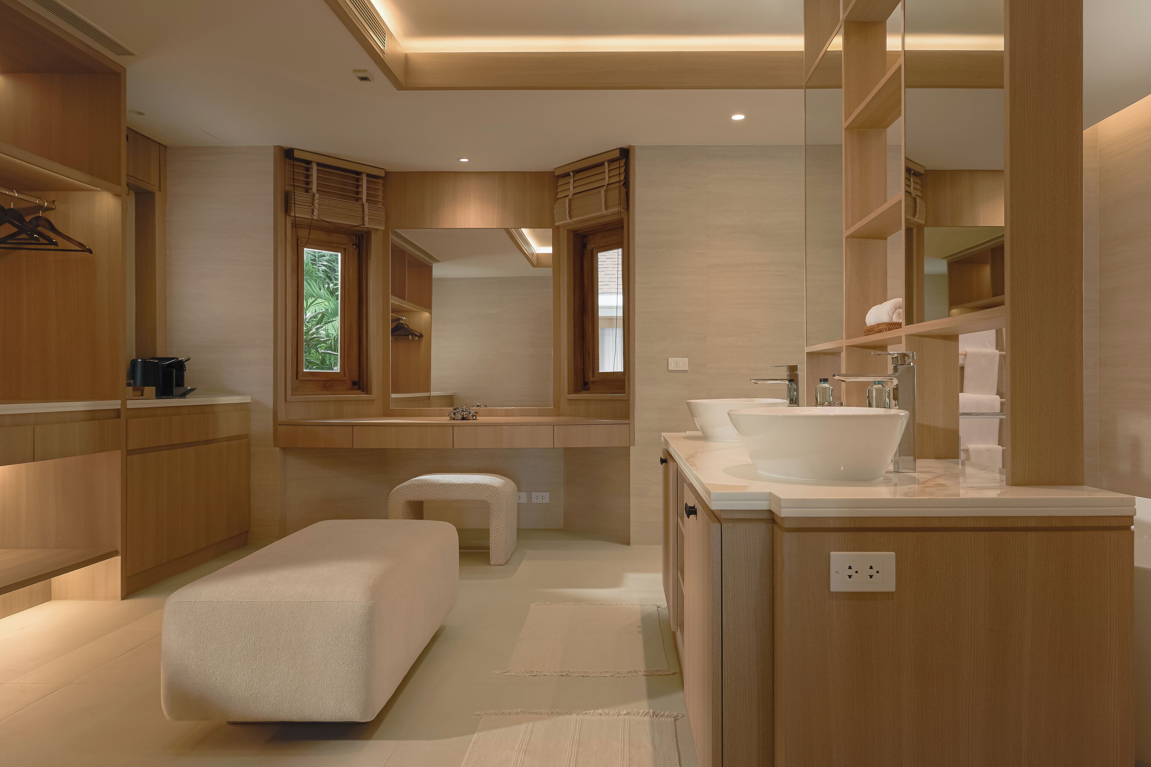 Articles de toilette de luxe, sèche-cheveux, peignoirs, chaussons