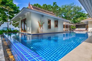 Piscine extérieure, chaises longues