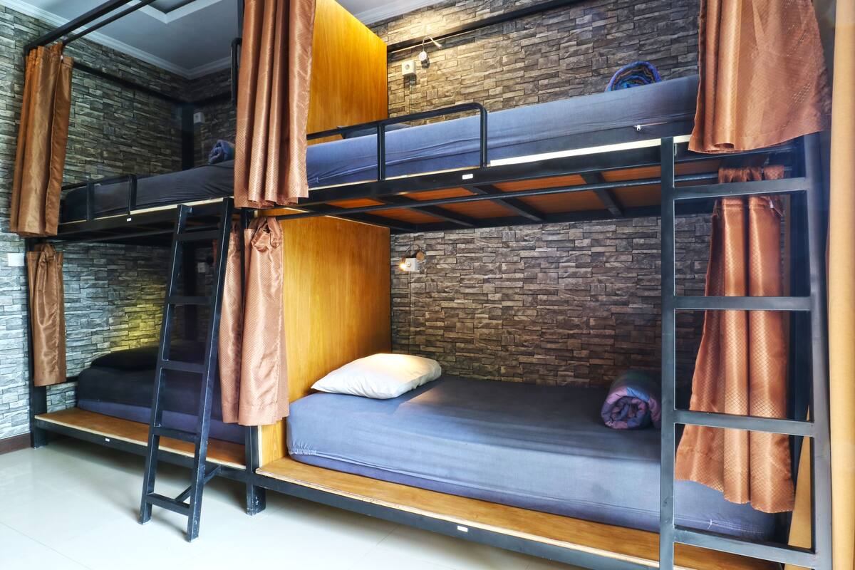 Laptop workspace, soundproofing, WiFi (free)