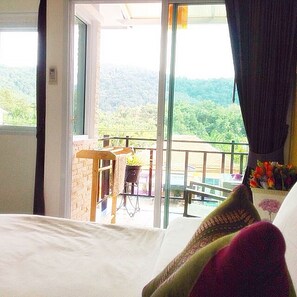 Deluxe Room, Mountain View | Peti besi dalam bilik, seterika/papan seterika