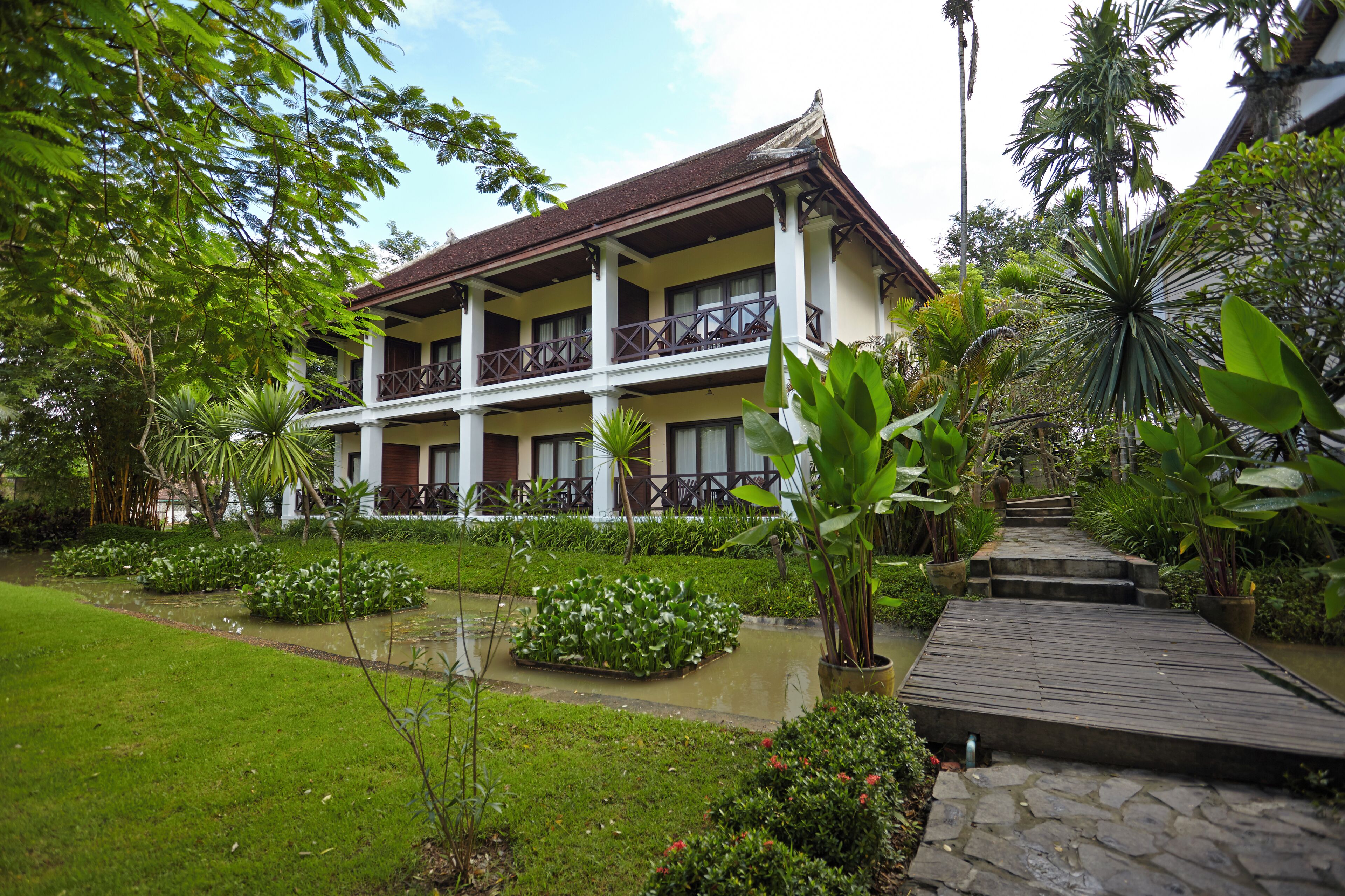 deluxe double or twin room, garden view | living area | 32-inch flat-screen tv with cable channels, tv