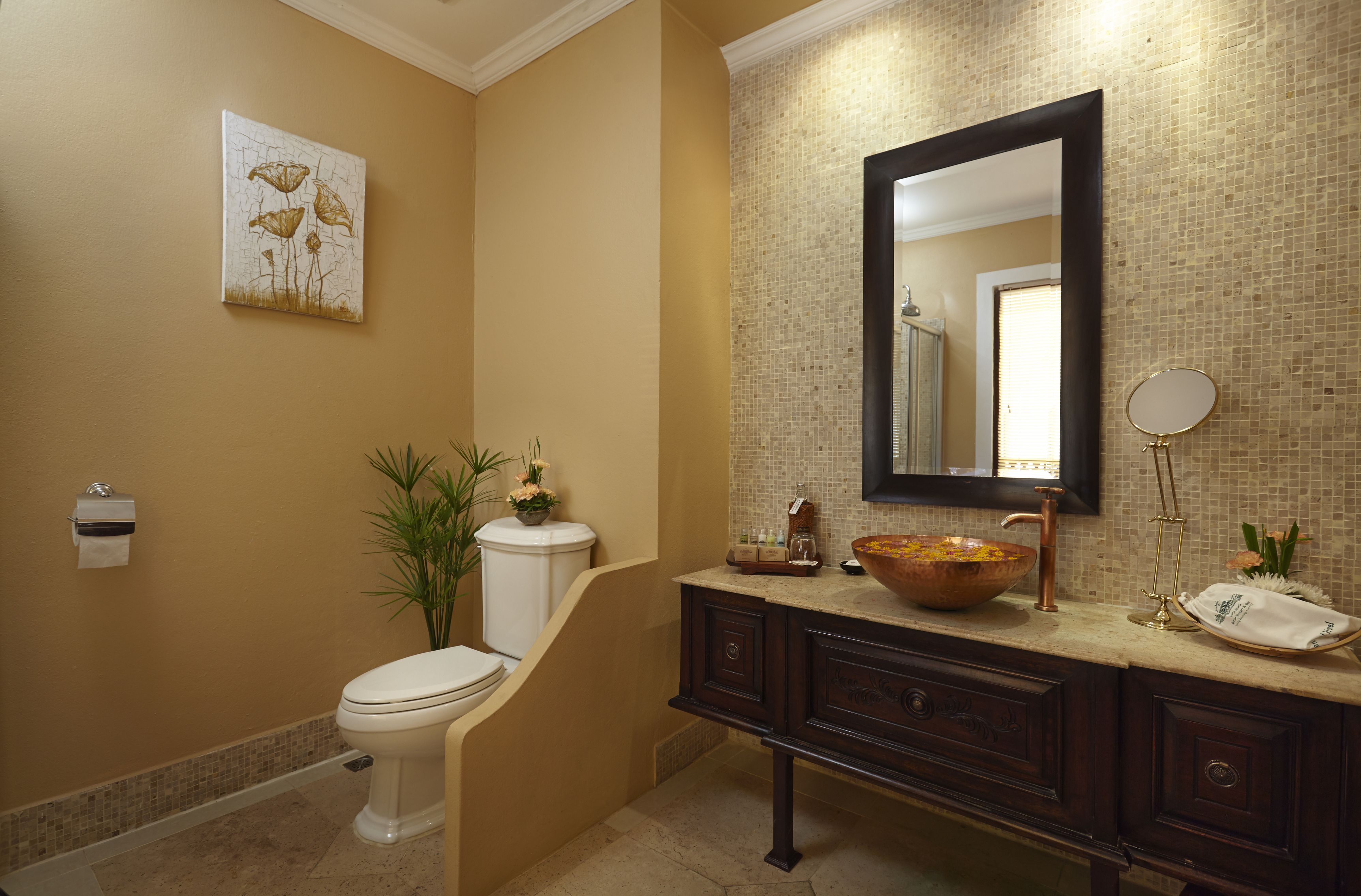 royal suite | bathroom | combined shower/bathtub, free toiletries, hair dryer, bathrobes