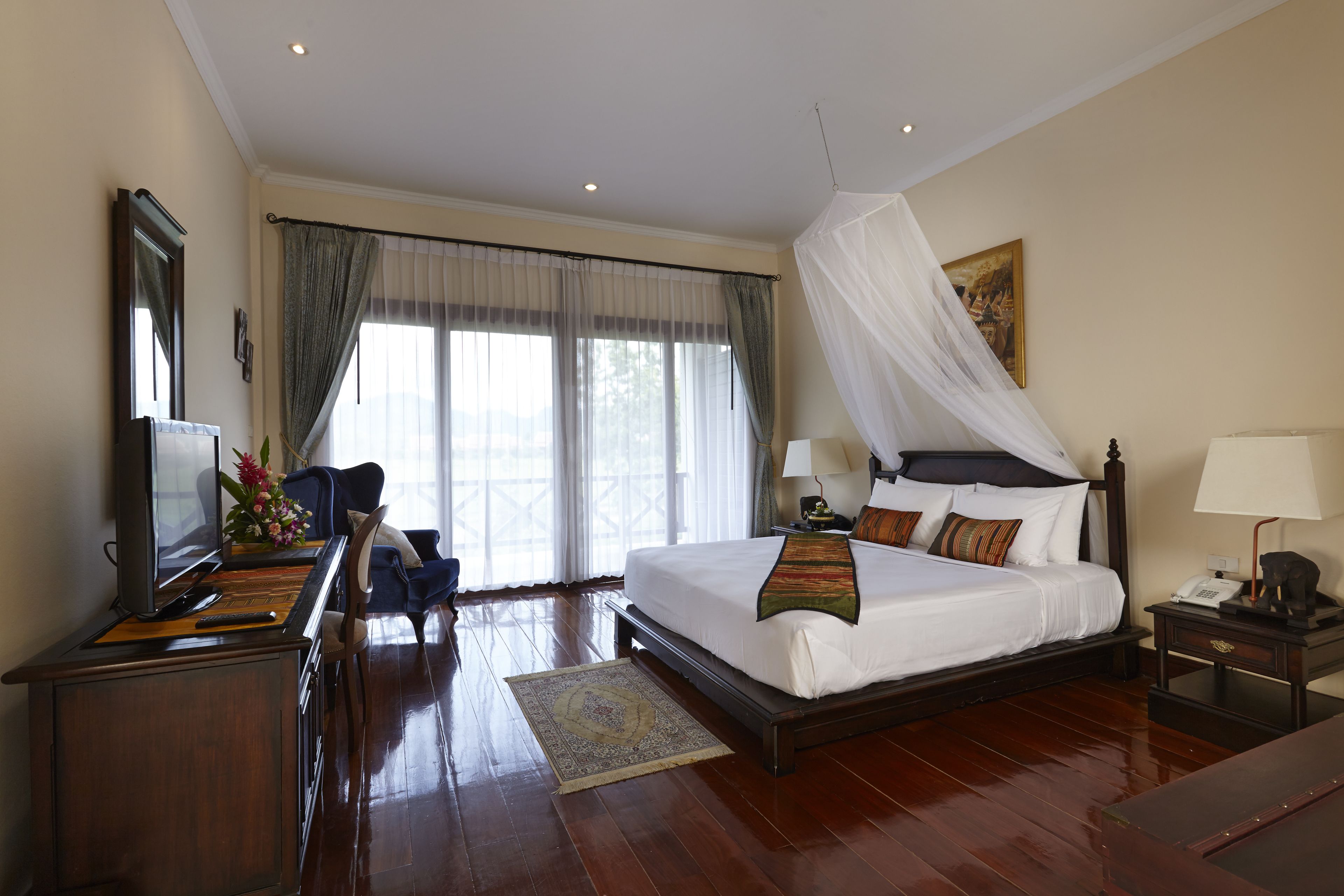 royal suite | minibar, in-room safe, desk, soundproofing