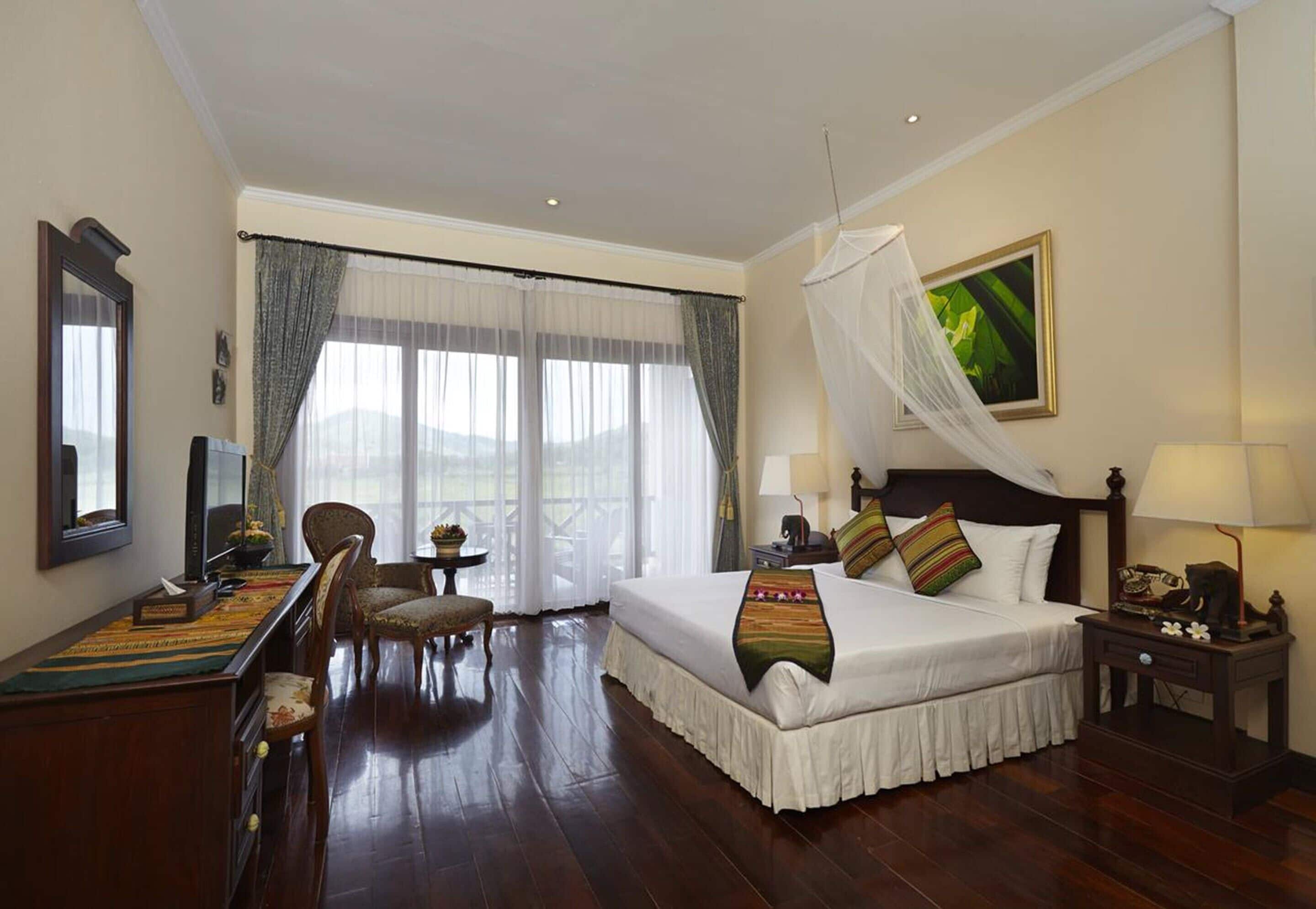 junior suite | minibar, in-room safe, desk, soundproofing