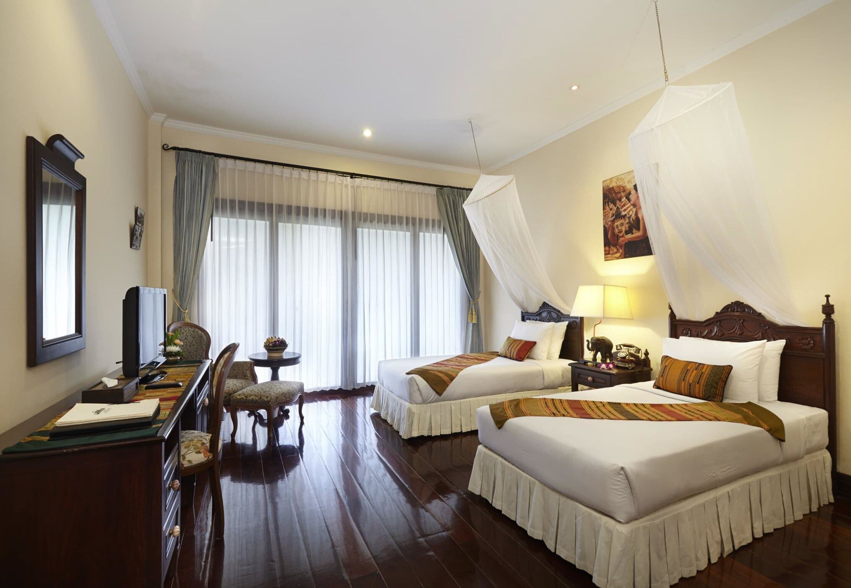 junior suite | minibar, in-room safe, desk, soundproofing