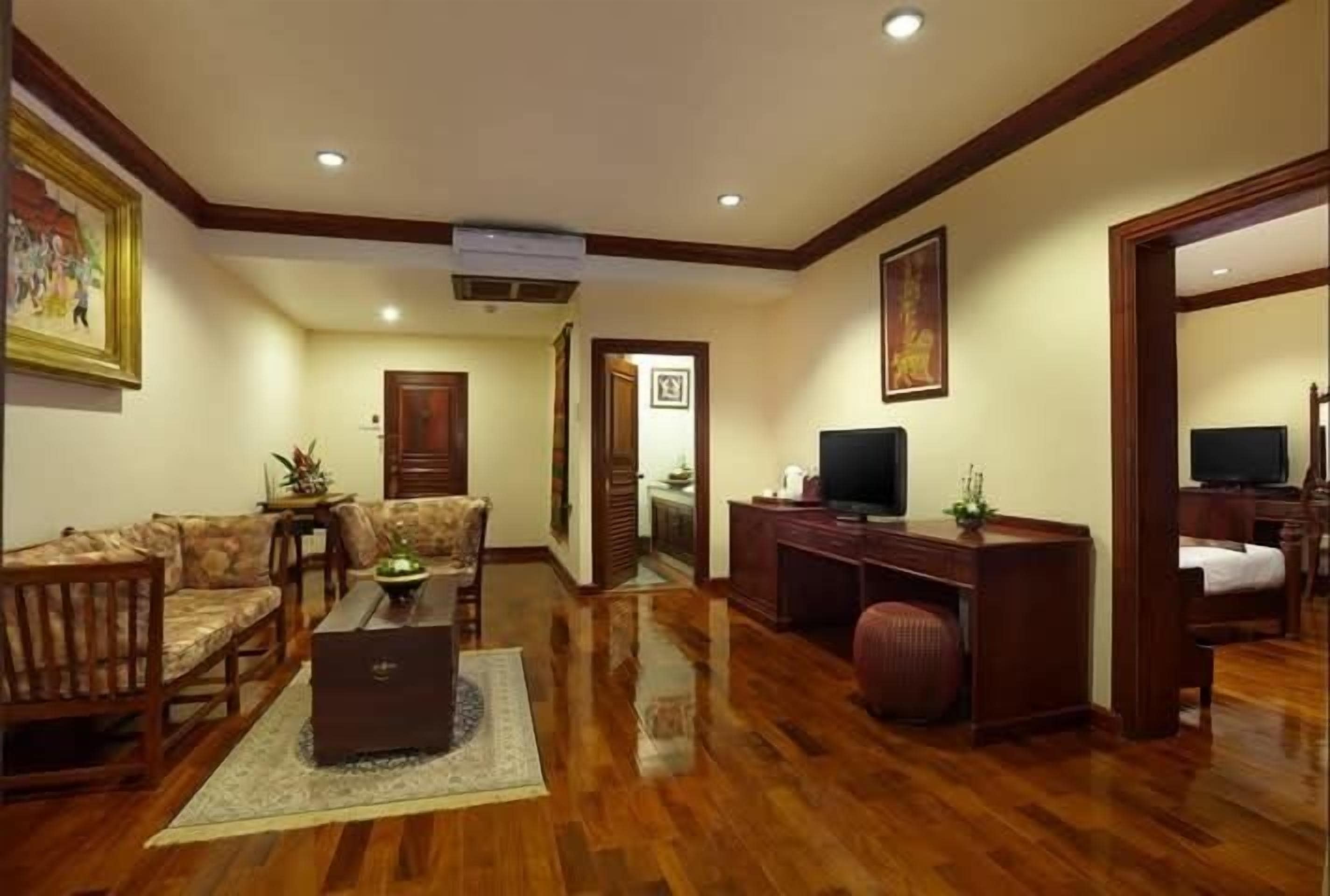 deluxe suite | minibar, in-room safe, desk, soundproofing