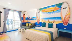 Una habitación de hotel con cama, sofá, una mesita y balcón con vistas.