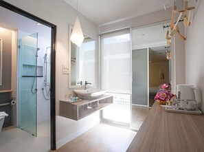 Grand Room  | Bathroom | Shower, rainfall showerhead, free toiletries, hair dryer - The Bed Hatyai (Hat Yai)