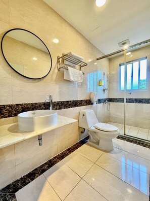 陽台雙人房 | 浴室 | 免費梳洗用品、風筒、拖鞋、提供毛巾