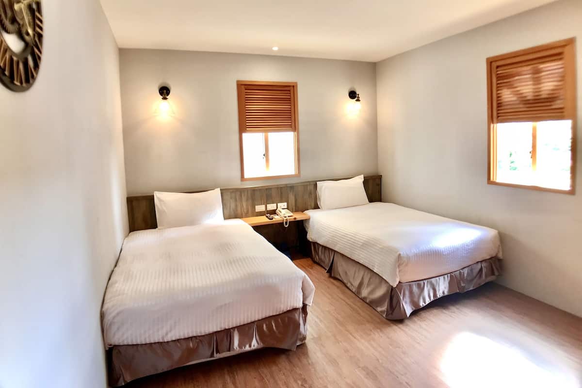 两小床有窗双人房 | 办公桌、遮光窗帘、免费 WiFi、床单