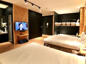 6人房雙衛浴 | 書桌、遮光窗簾/窗簾、免費 Wi-Fi、床單