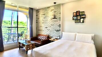 Escritorio, cortinas blackout, wifi gratis y ropa de cama