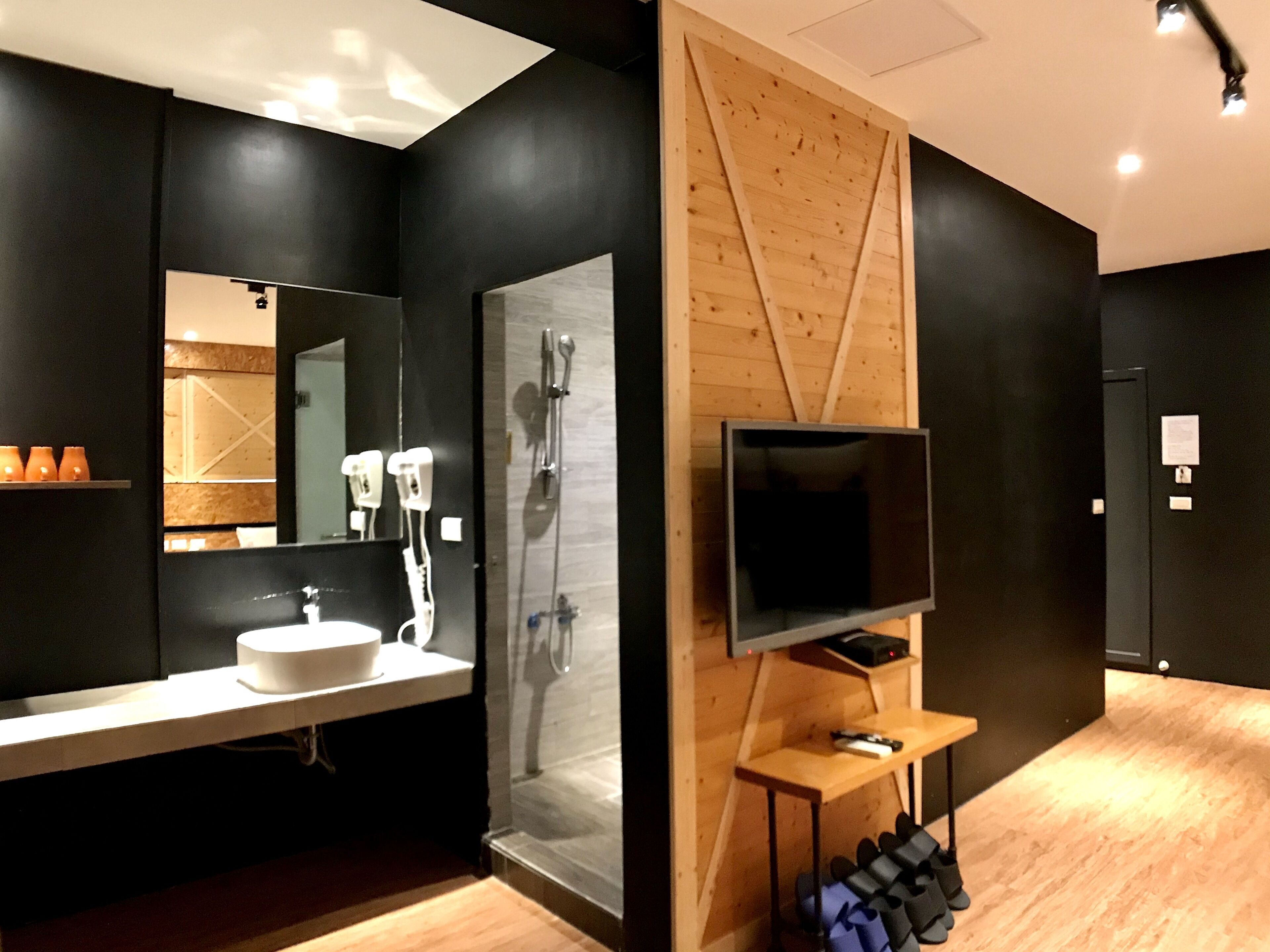 Family Room, 1 Bedroom, 2 Bathrooms (6 people ) | Desk, blackout curtains, free WiFi, bed sheets